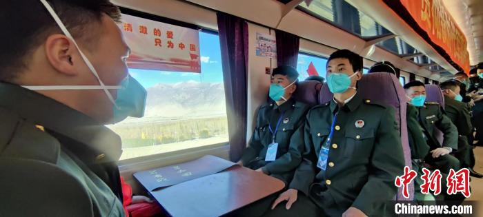 退伍老兵乘坐在退伍專列。　西藏山南軍分區(qū)某團(tuán)供圖
