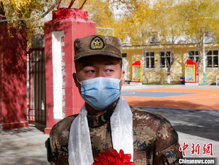 圖為什布奇邊防連退伍老兵臨別前再看一眼連隊(duì)。　劉曉東 攝