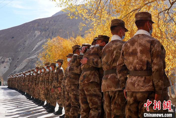 圖為什布奇邊防連退伍老兵與戰(zhàn)友相擁而泣，依依惜別?！⌒觳?攝