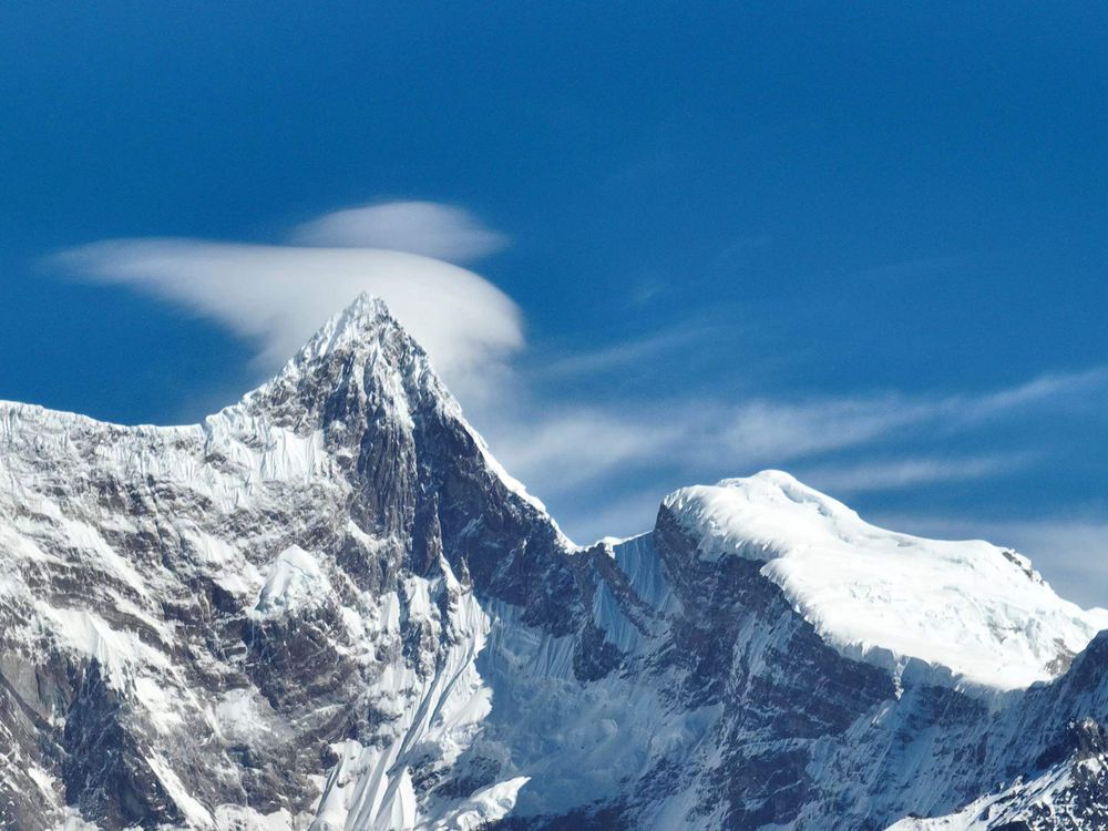 雅魯藏布江遠處的雪山風(fēng)光。