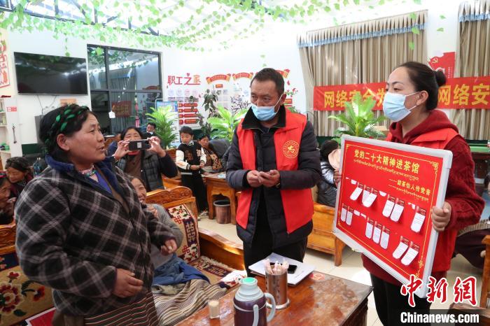 圖為瓊結(jié)縣村民參與問答?！愔闈扇?攝