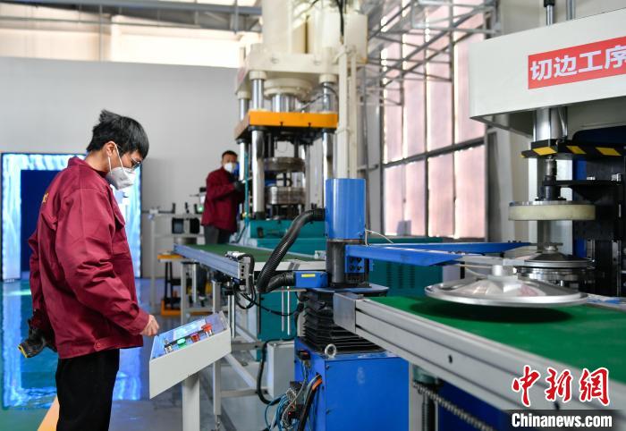 圖為炊具生產(chǎn)線。　貢嘎來松 攝