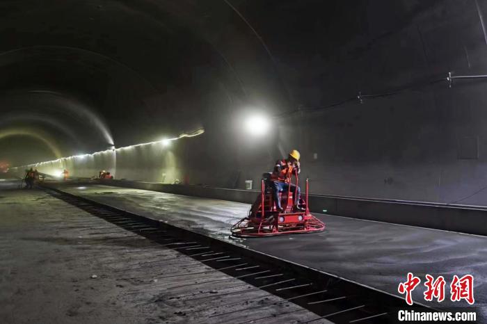 圖為隧道施工現(xiàn)場。　西藏自治區(qū)交通運輸廳 供圖