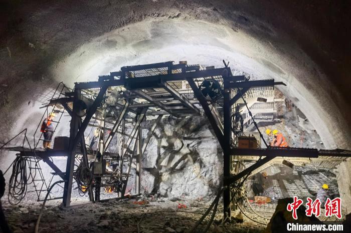 資料圖為隧道施工掘進過程中?！∥鞑刈灾螀^(qū)交通運輸廳 供圖