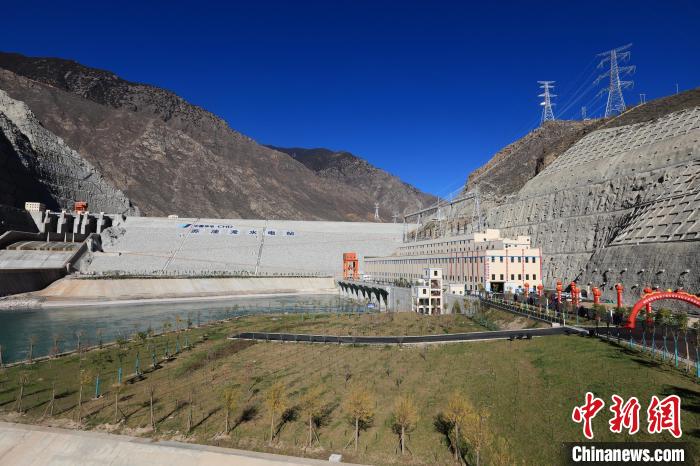 圖為金沙江上游蘇洼龍水電站?！⊥趵?攝