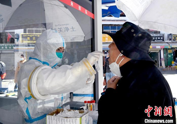 12月7日，拉薩市民正在進(jìn)行核酸檢測。　李林 攝