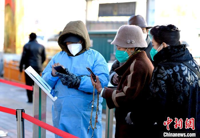 12月7日，拉薩市民掃碼進(jìn)入銀行辦理業(yè)務(wù)。　李林 攝