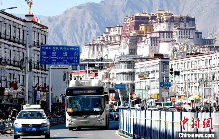 12月7日，一輛公交車從拉薩市城關(guān)區(qū)北京東路駛過。　李林 攝