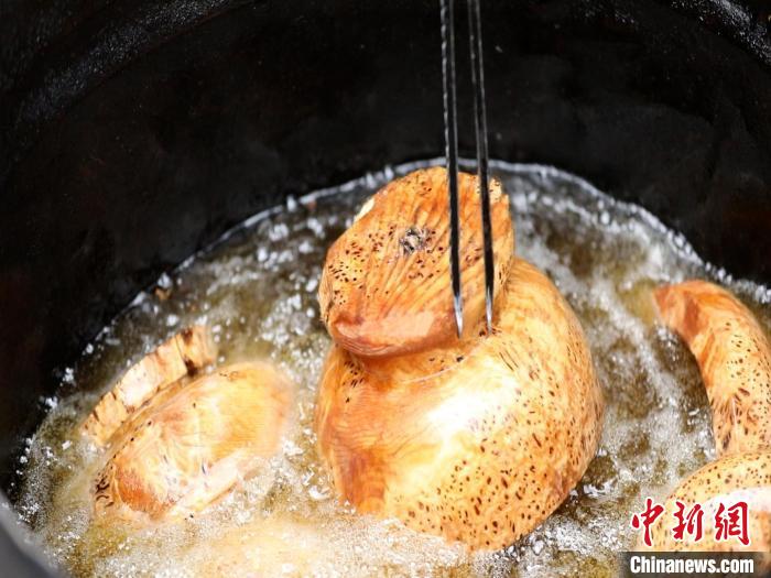 圖為已成型的木碗。　 鄧海平 攝