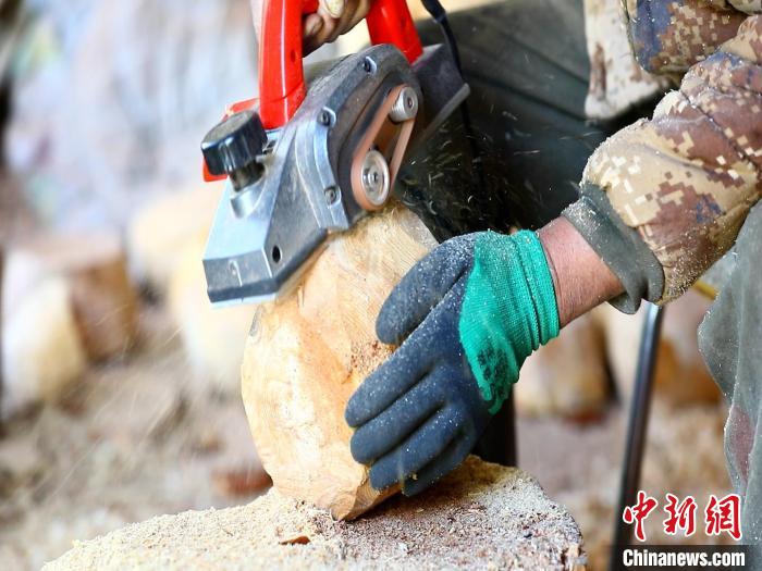 圖為手工藝人正在制作木碗?！〉录?　攝