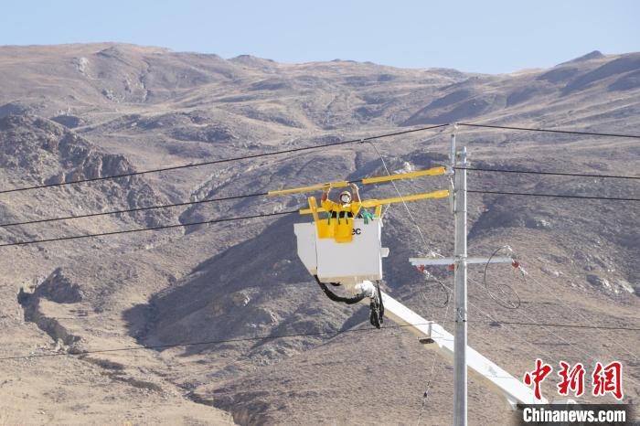 圖為11月9日，國(guó)網(wǎng)山南供電公司工作人員進(jìn)行搭火工作?！「裆?攝