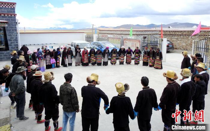 圖為普瑪江塘鄉(xiāng)民眾載歌載舞?！±丝ㄗ涌h網(wǎng)信辦供圖