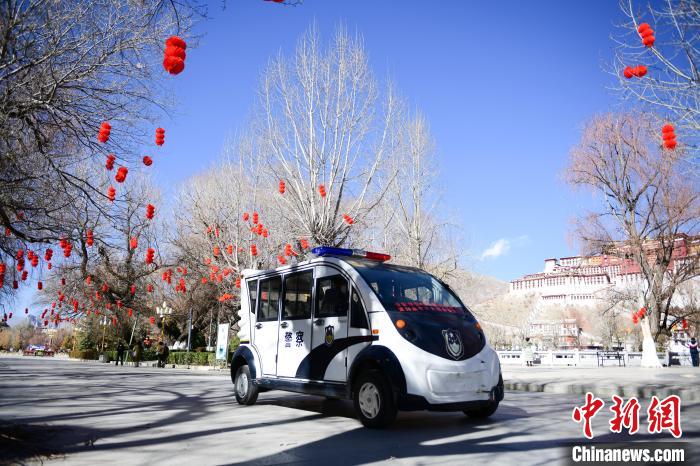 圖為1月23日，布達(dá)拉宮廣場(chǎng)派出所民警正在巡邏?！∝暩聛?lái)松 攝