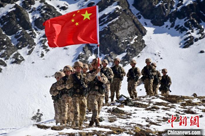 官兵們?cè)谘策呁局?。　曾厚?攝