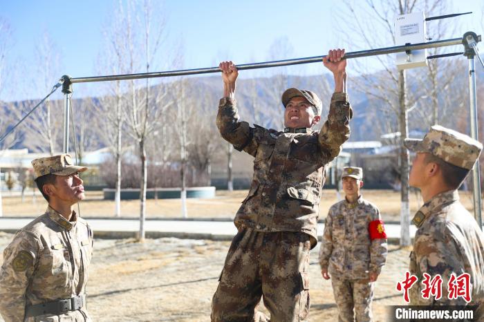 單杠引體向上現(xiàn)場(chǎng)，選手竭盡全力突破自我?！敲衫?攝