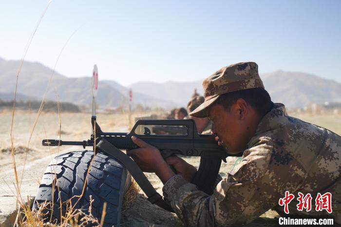 參賽民兵在進(jìn)行瞄準(zhǔn)?！敲衫?攝