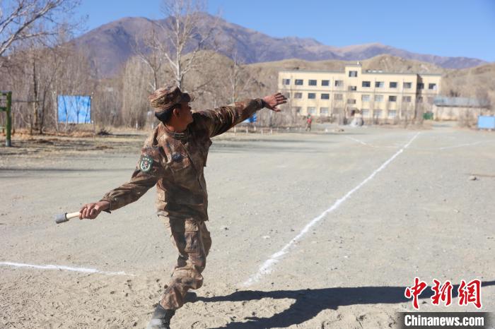 手榴彈投遠(yuǎn)比武競(jìng)賽現(xiàn)場(chǎng)?！敲衫?攝