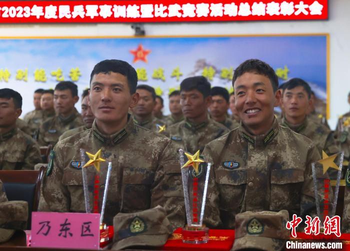 表彰大會(huì)上，獲獎(jiǎng)選手開心瞬間?！敲衫?攝