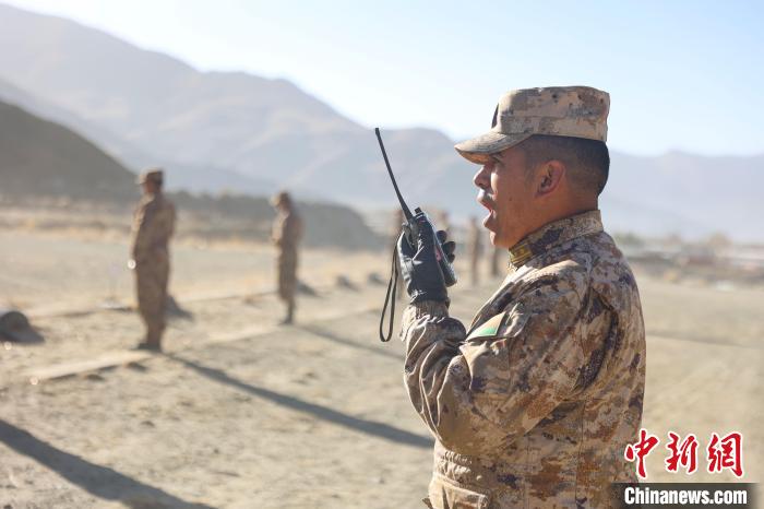 裁判員羅布次仁下達(dá)“臥姿裝子彈”口令。　吳蒙昆 攝