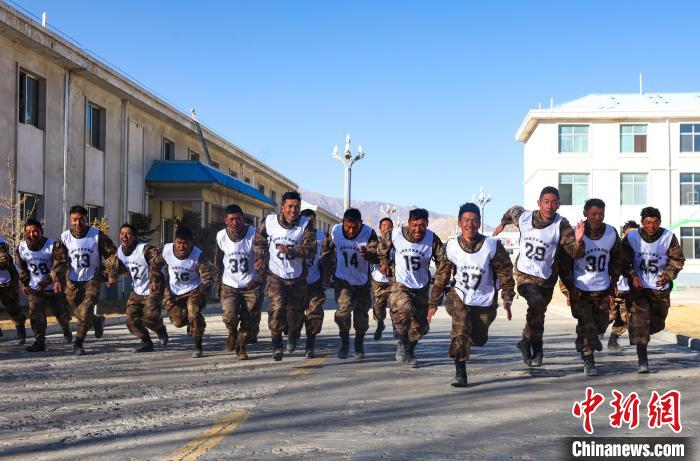 3000米開賽，選手們奮勇爭(zhēng)先?！敲衫?攝