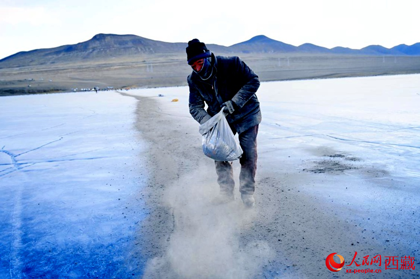 牧民在冰面上撒灰鋪成通道。人民網(wǎng) 李海霞攝