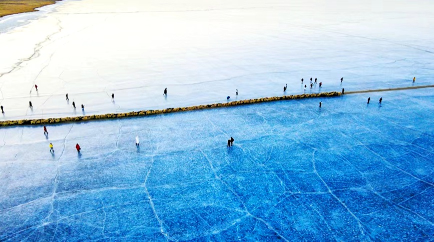 航拍冰上轉(zhuǎn)場。 張虎攝