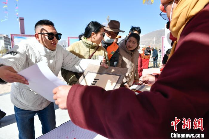 圖為展銷會現(xiàn)場。　貢嘎來松 攝