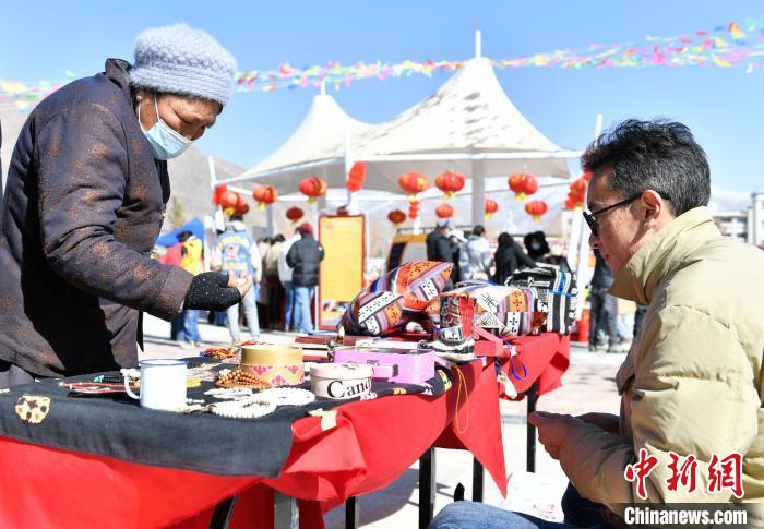 圖為展銷會現(xiàn)場。　貢嘎來松 攝