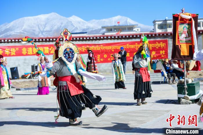 圖為藏戲非遺展演現(xiàn)場?！∝暩聛硭?攝