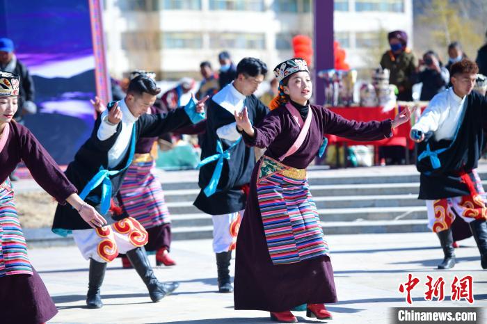 圖為藝術團表演“扎西果諧”。　貢嘎來松 攝