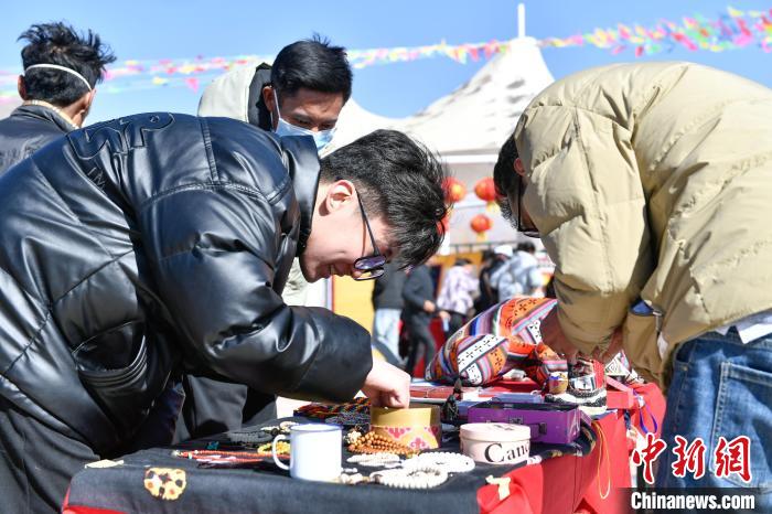 圖為展銷會現(xiàn)場?！∝暩聛硭?攝