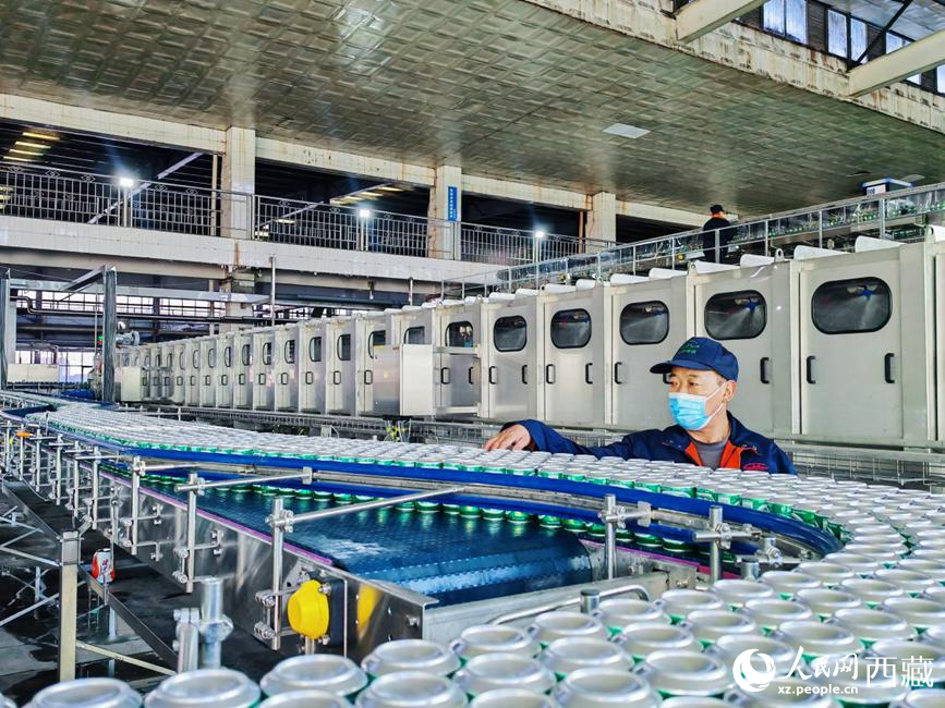 技術(shù)人員在生產(chǎn)線上檢查產(chǎn)品。人民網(wǎng) 李海霞攝