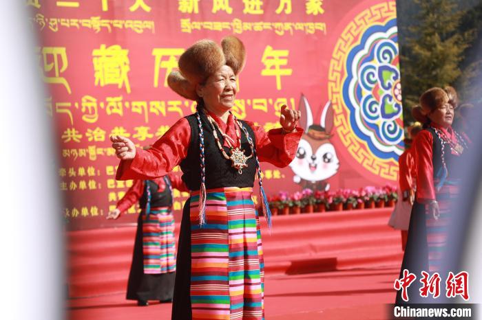圖為藏歷新年活動現(xiàn)場?！埩?攝