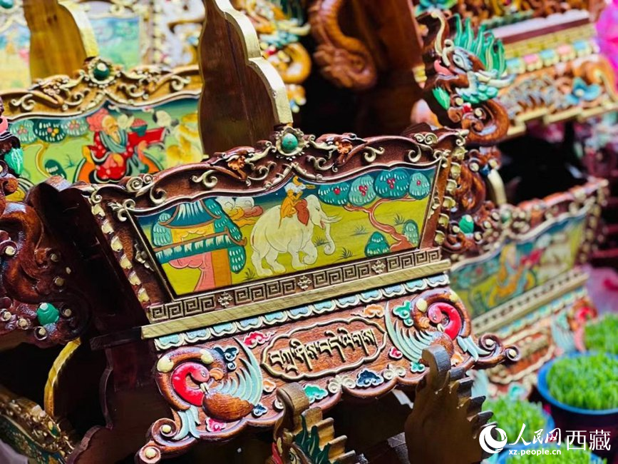 年貨市場上的切瑪盒（切瑪盒是藏歷新年吉祥物，是在精制斗型木盒中用隔板分開，分別盛入炒麥粒和糌粑，插上仔卓，象征著人壽年豐、吉祥如意）。人民網(wǎng) 次仁羅布攝