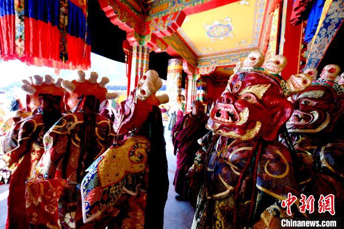 2月19日，楚布寺僧人們佩戴面具準備參加跳神活動?！±盍?攝