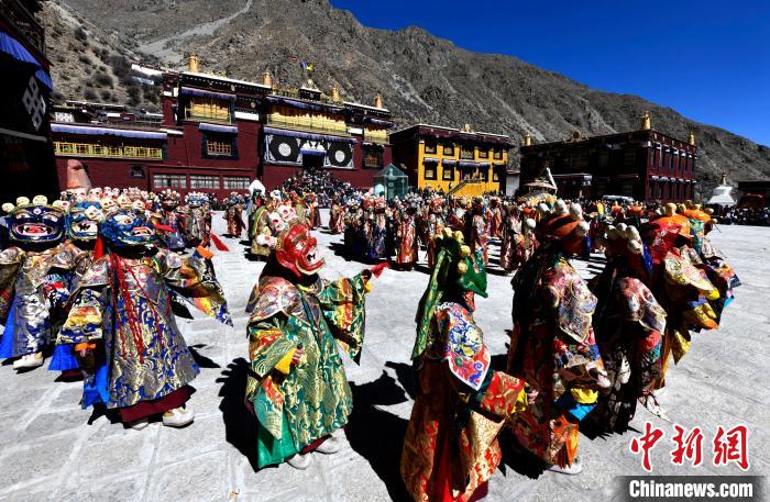 2月19日，楚布寺僧人們佩戴面具參加跳神活動?！±盍?攝