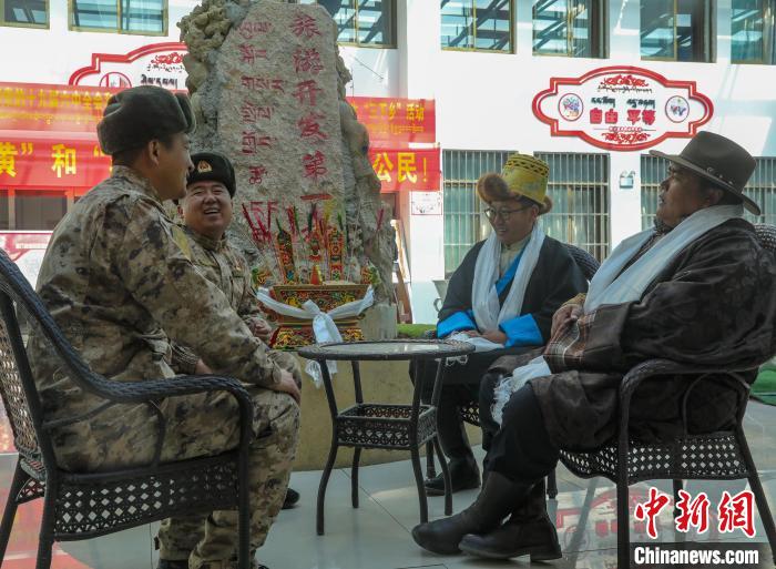 圖為阿里軍分區(qū)某邊防團官兵與駐地群眾拉家常?！詵| 攝