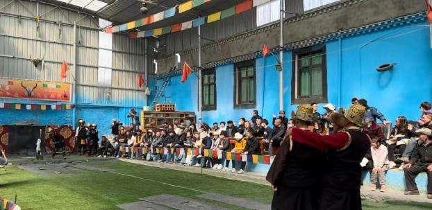 西藏山南:百名游客在扎西曲登社區(qū)沉浸式體驗(yàn)藏歷新年大年三十——“囊嘎”