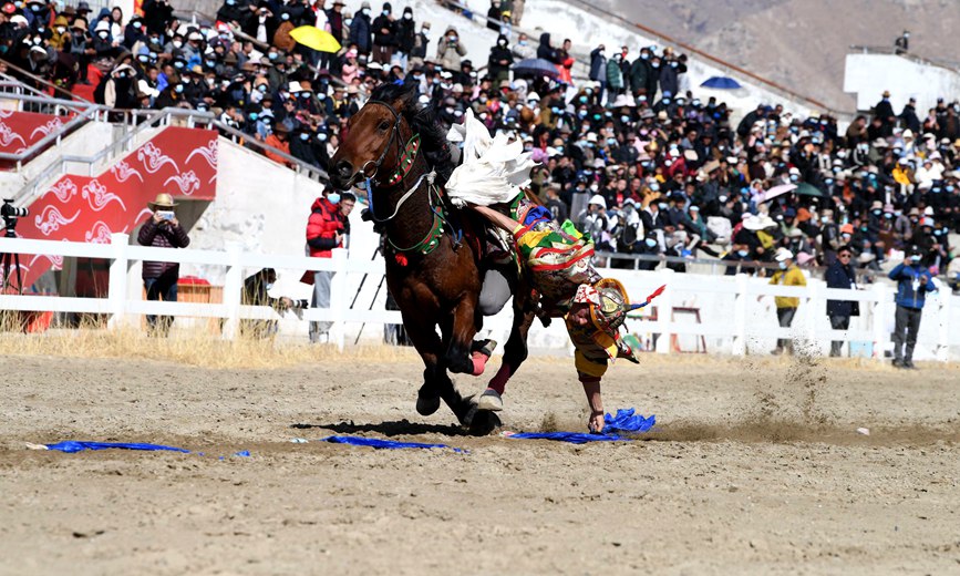 藏歷新年，精彩的馬術(shù)表演。潘多攝