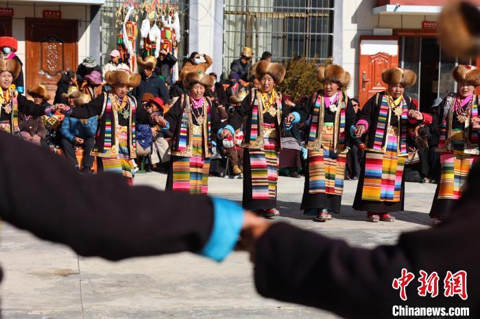圖為民間藝人表演加麻“果諧”?！愔闈扇?攝