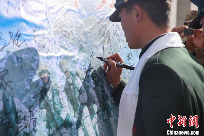 退役士兵簽名留念?！⒖≥x 攝