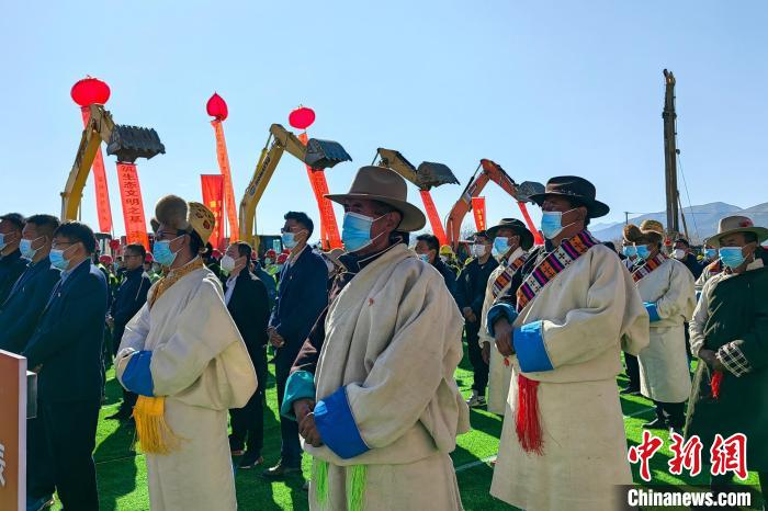 各方代表參加集中開復工儀式。　尼瑪卓嘎 攝