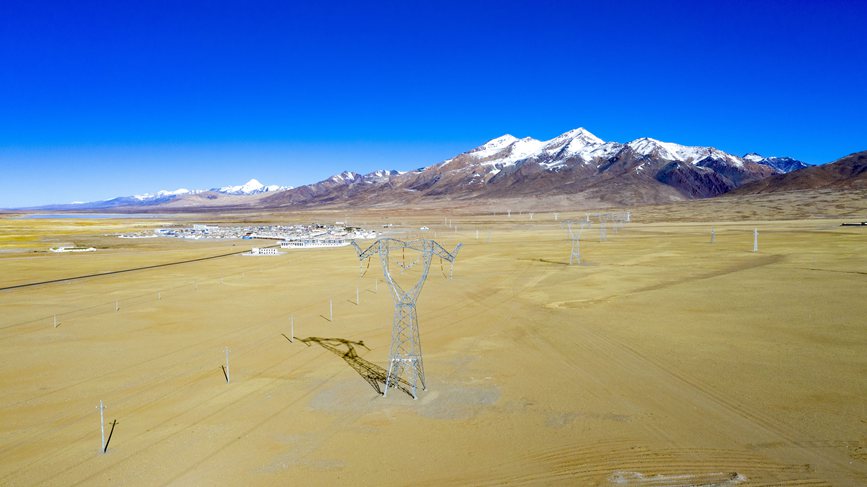 位于海拔4700多米的阿里聯(lián)網(wǎng)工程霍爾變電站。