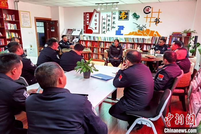 圖為亞東出入境邊防檢查站民警與銀行業(yè)務(wù)人員進行金融知識深入交流。　胡利媛 攝