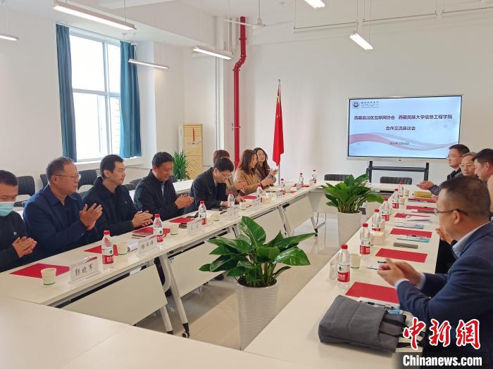 圖為座談會(huì)議現(xiàn)場(chǎng)?！「裆?攝