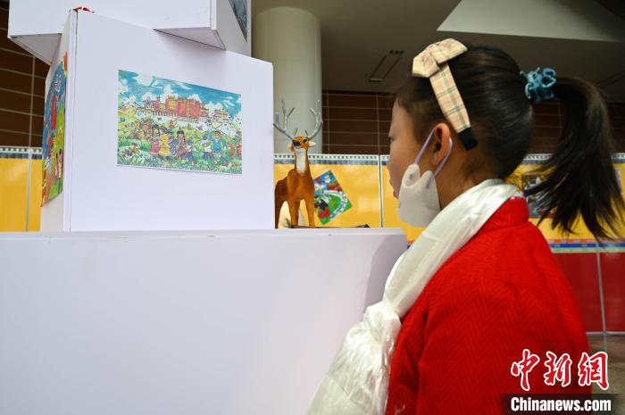 圖為學生參觀繪畫展?！≮w朗 攝