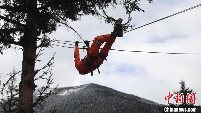 正在進行橫渡訓練?！∥骼@拉翁 攝