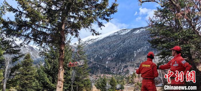 正在進行斜向救援?！∥骼@拉翁 攝
