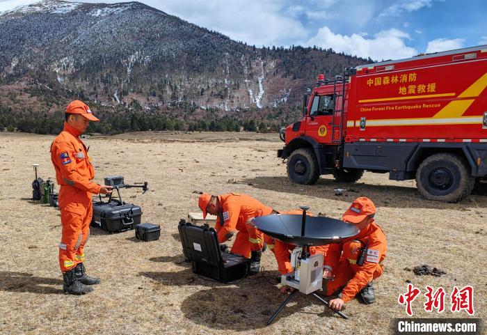 正在進行通信通聯(lián)訓練?！∥骼@拉翁 攝