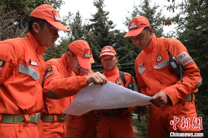 指戰(zhàn)員正在進行地形勘察。　西繞拉翁 攝